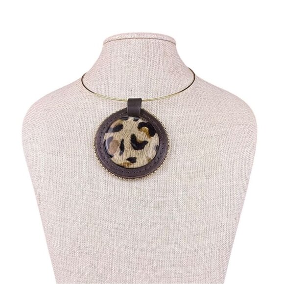 Gold Tone Womens Leopard Print Pendant Necklace Adjustable Choker Style - Picture 2 of 4